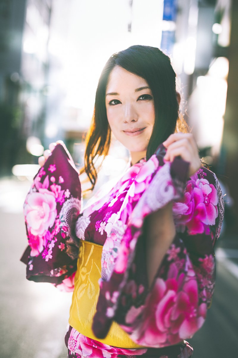 花柄浴衣に黄色い帯を締めて立つ女性［モデル：シマヅ］