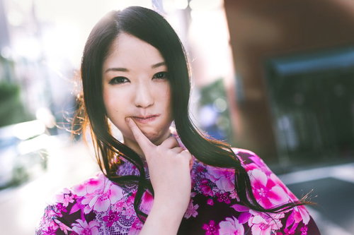 「私、りんご飴が食べたいな」と甘える浴衣美人