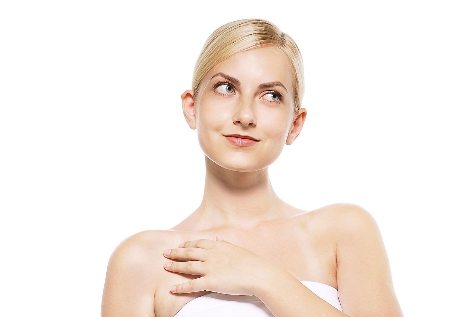 胸に手を当てて上を向き、安心した表情のロシア人女性［モデル：モデルファクトリー］