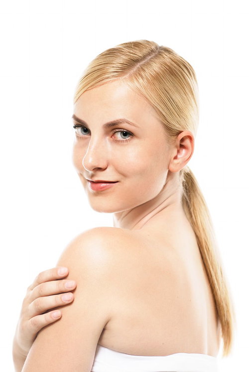 白背景で振り返って微笑むロシア人女性のビューティーポートレート