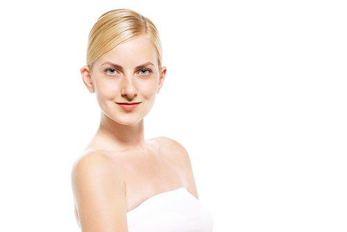 正面を見つめるロシア人の女性 金髪美女のビューティーポートレート