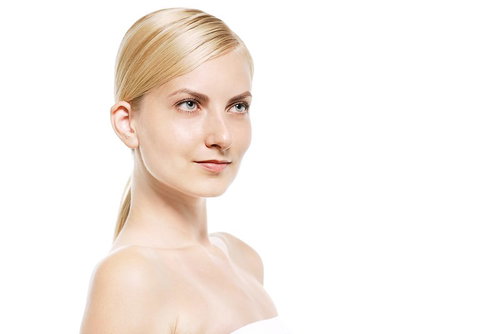 肩が見える金髪をまとめた女性の上半身