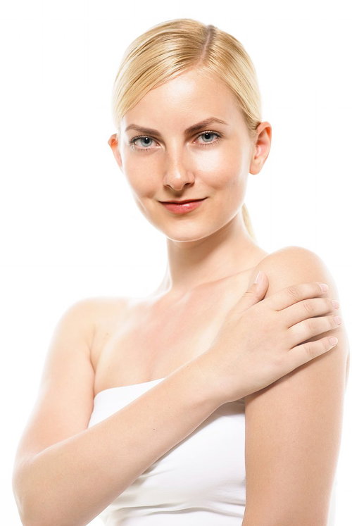 腕に触れながら微笑むロシア人女性のスキンケア