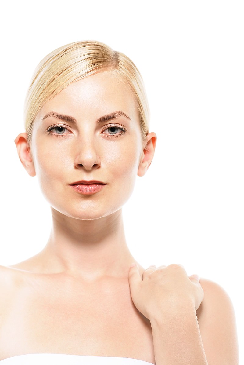 肩に手を当ててポージングする外国人女性モデルの顔のポートレート［モデル：モデルファクトリー］