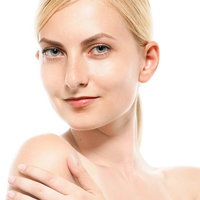 肩に手を置き微笑むスリムな体の外国人女性の写真