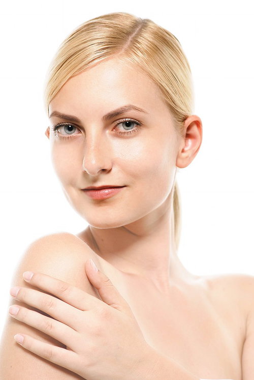 肩に手を置き微笑むスリムな体の外国人女性