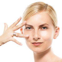 指輪を見せる指でポーズを決めるロシア人美容の女性の写真