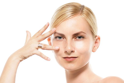 指輪を見せる指でポーズを決めるロシア人美容の女性