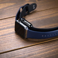 初代と比較して約1mm厚くなったアップルウォッチをウッドテーブルに置いた風景の写真