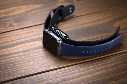 初代と比較して約1mm厚くなったアップルウォッチをウッドテーブルに置いた風景