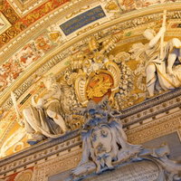 バチカンの聖堂内部の黄金装飾とレリーフ彫刻の写真