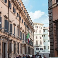 イギリスの歴史的な街並みと建築、ベージュと赤煉瓦色の石造建築の写真