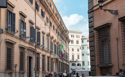 イギリスの歴史的な街並みと建築、ベージュと赤煉瓦色の石造建築