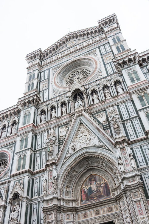 フィレンツェのサンタ・マリア・デル・フィオーレ大聖堂の壮麗なファサード