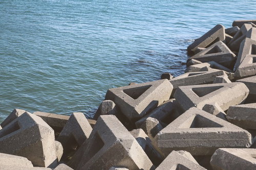 海岸の消波ブロックとテトラポット、防波堤による防災対策