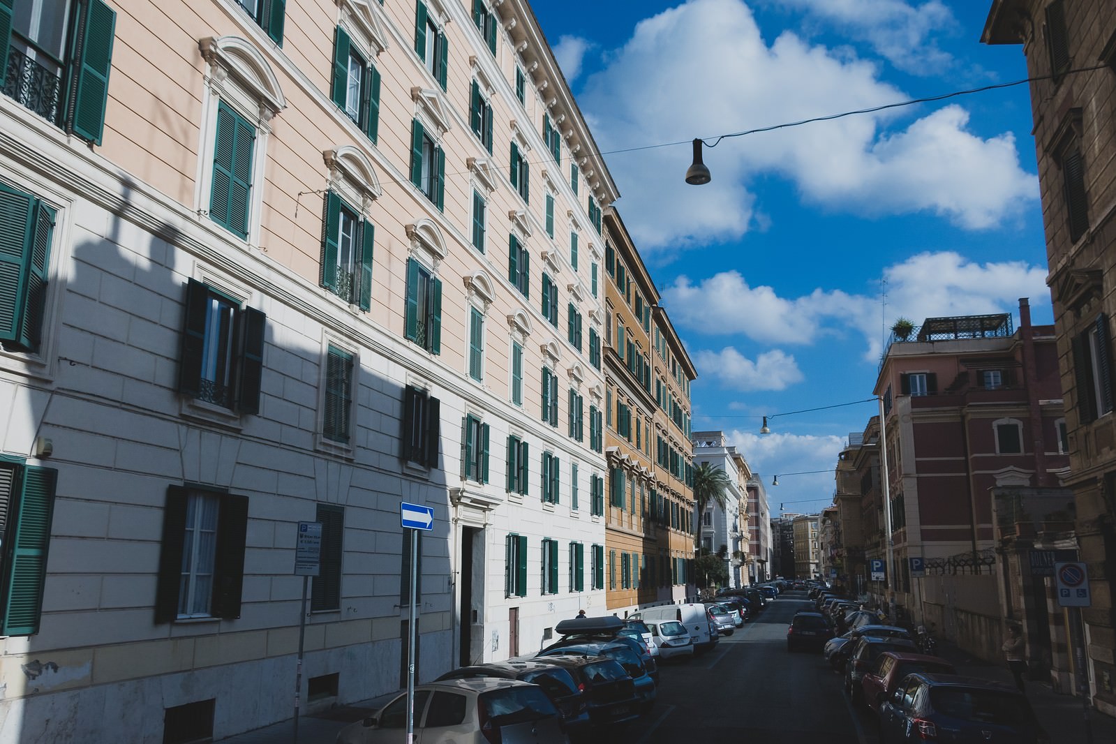 イタリアの街並みに立ち並ぶマンション群と青空