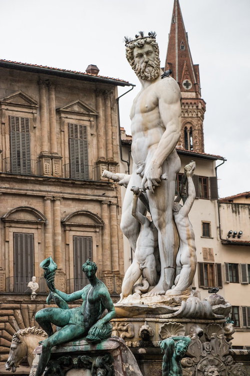 シニョーリア広場の石像彫刻とルネッサンス美術の写真