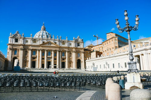 サン・ピエトロ広場の庭を歩くハト