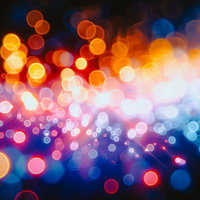 カラフルな色合いが交差する光の玉と幻想的な光景の写真