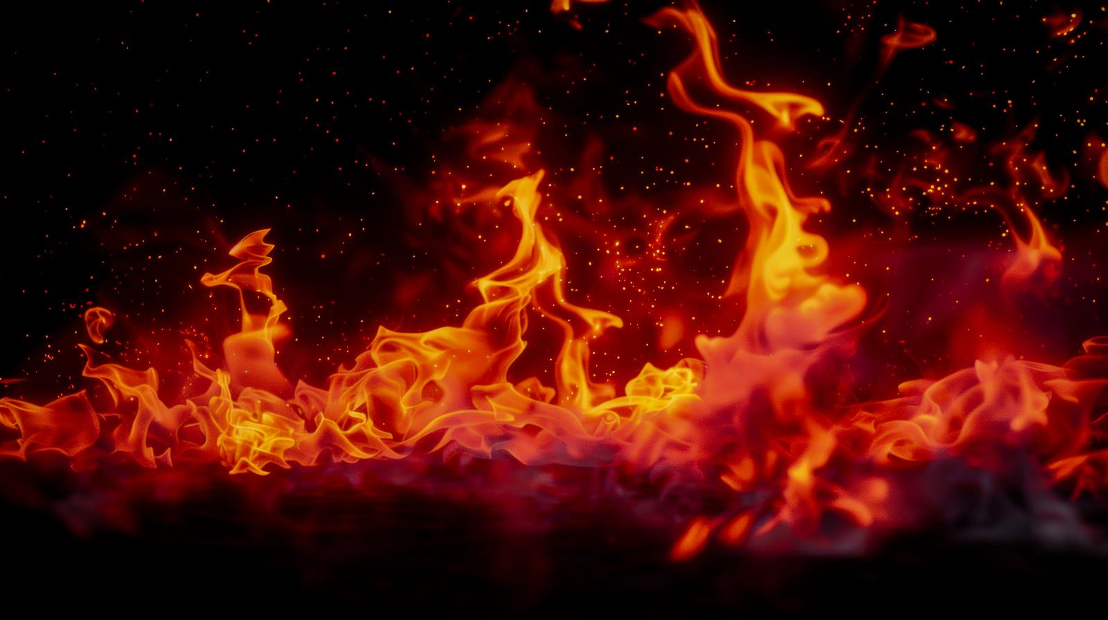 暗闇に激しく燃え広がる炎と火の粉