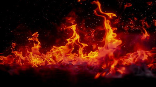 黒い夜空に燃え広がる炎のエフェクト素材、ゆらめく火炎と火の粉の動き