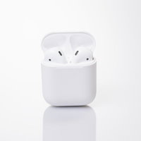 白基調のワイヤレスイヤホンと充電ケースを開いた状態の写真