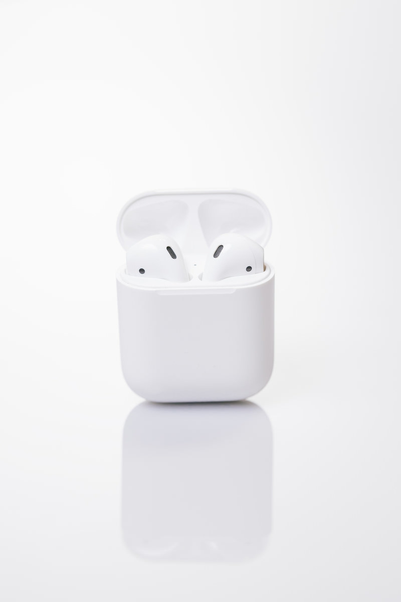 白いワイヤレスイヤホンと開いた充電ケース