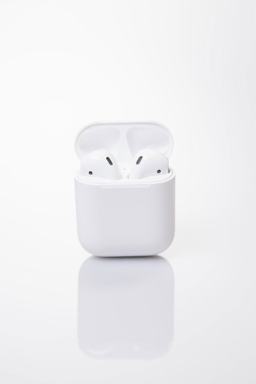 白基調のワイヤレスイヤホンと充電ケースを開いた状態