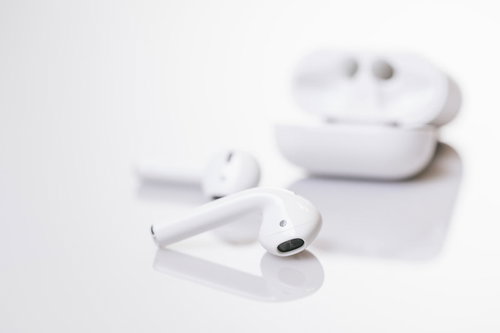 白いワイヤレスイヤホンと充電ケースの並べた一式