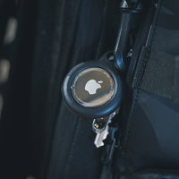 バックパックのファスナーに取り付けたキーホルダーとAirTagの写真