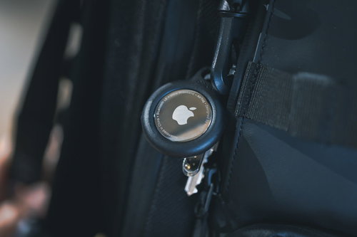 バックパックのファスナーに取り付けたキーホルダーとAirTag
