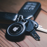 家の鍵と一緒にAirTagのキーホルダーの写真