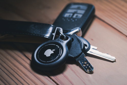 家の鍵と一緒にAirTagのキーホルダー