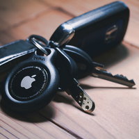 置き忘れたAirTag付きの鍵類とキーホルダーの写真