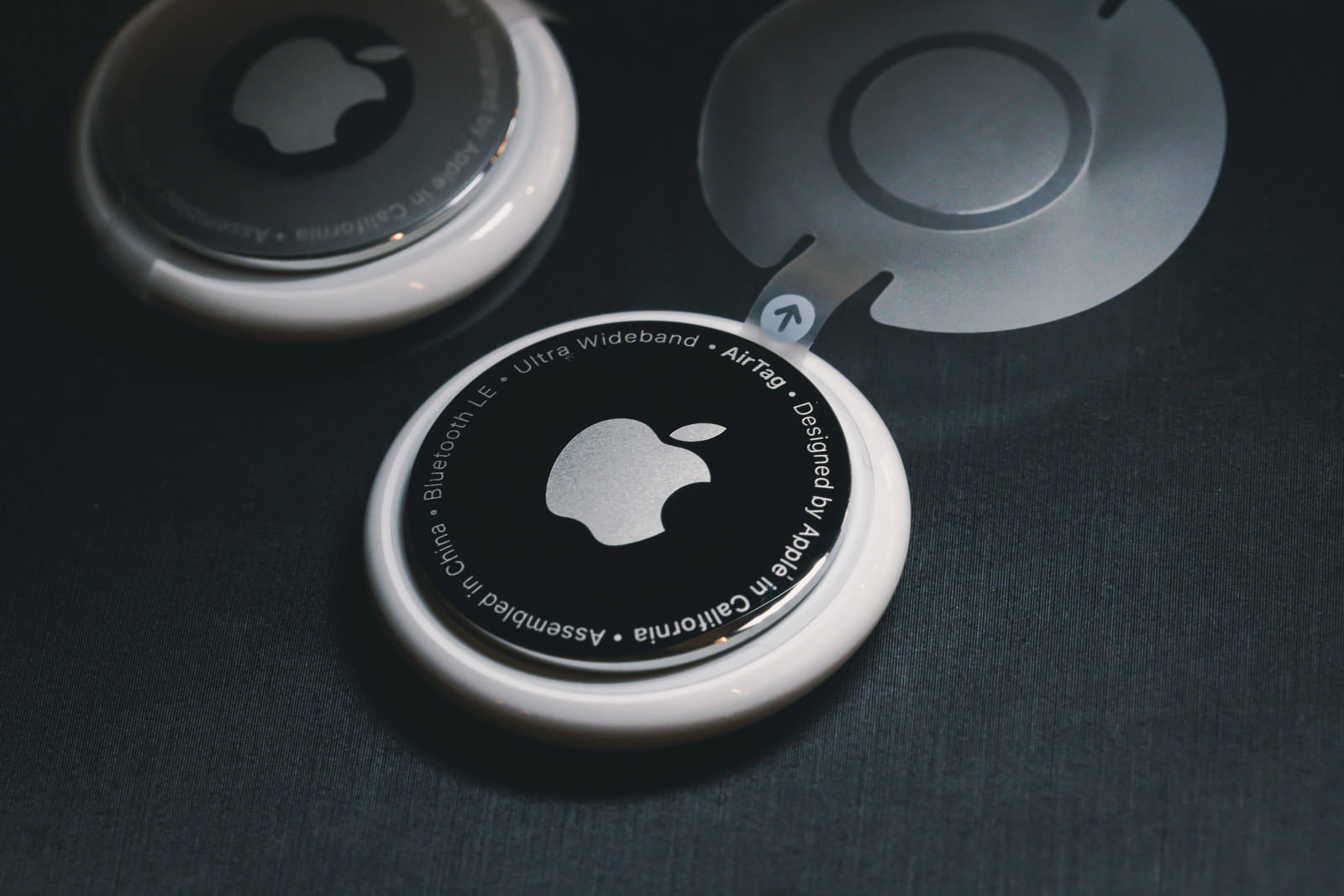 Apple AirTag3個、1個はバッテリー蓋が開いた状態