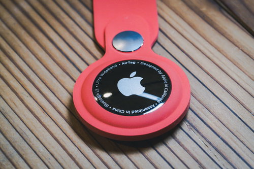 赤いキーホルダーに装着したAirTagの紛失防止対策