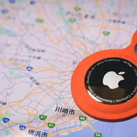 地図の上に置かれたオレンジ色のAirTagの写真