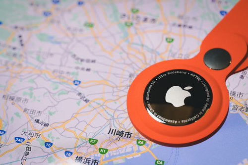 地図の上に置かれたオレンジ色のAirTag