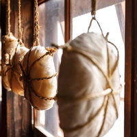 窓辺に吊り下げられた凍り餅の冬の風景の写真