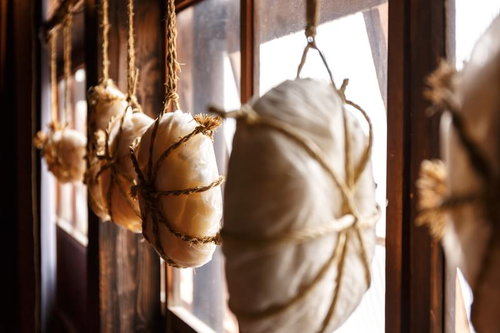 窓辺に吊り下げられた凍り餅の冬の風景