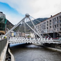 アンドラ ラ ベリャの現代的な橋と河川、街並みの写真