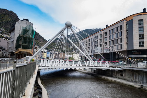 アンドラ ラ ベリャの現代的な橋と河川、街並み
