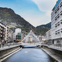 アンドラ公国首都部のバリラ川に架かる象徴的な橋の写真