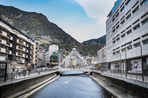 アンドラ公国首都部のバリラ川に架かる象徴的な橋
