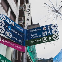 アンドラの首都に設置された多方向の案内板の写真
