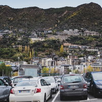 山に囲まれたアンドラ公国の住宅街駐車場の風景の写真
