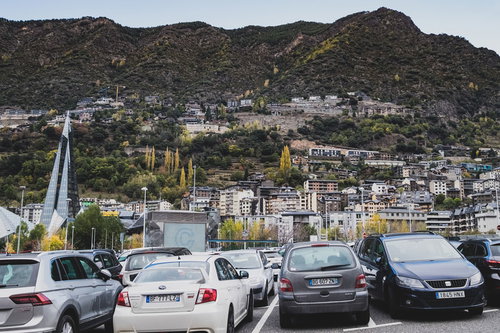 山に囲まれたアンドラ公国の住宅街駐車場の風景