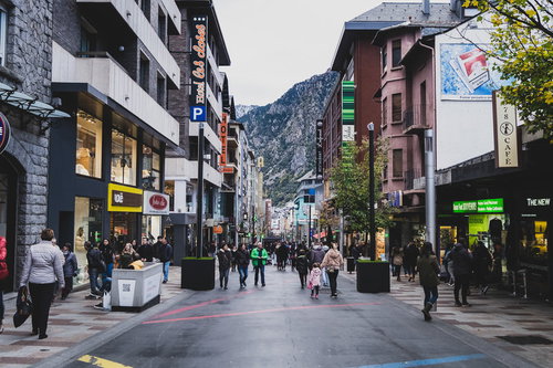 観光客で溢れるアンドラ公国の首都・市街地