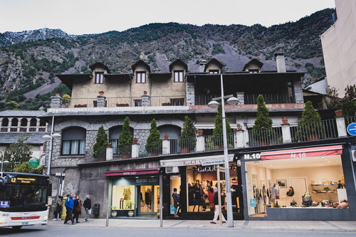 アンドラ公国の山に囲まれた観光地のショップ