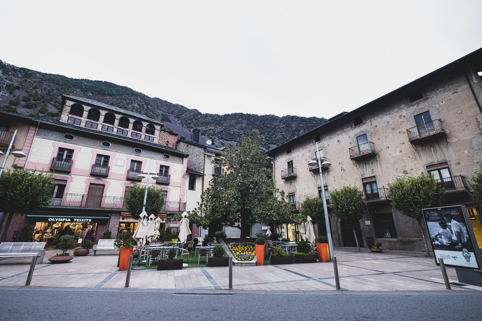 アンドラ公国の市街地に建つ古い石造りの建物とショップが並ぶ広場の風景